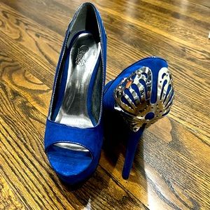 Royal blue, platform heals.